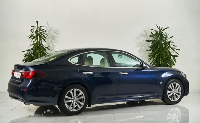 Infiniti Q70